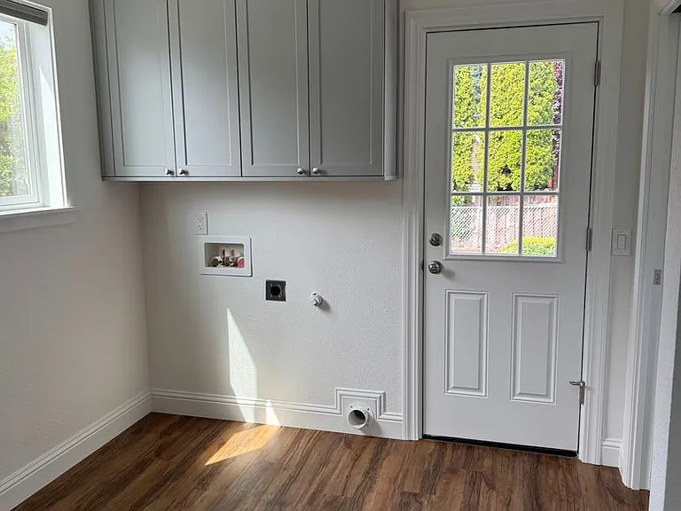 1421 NE Dallas St — Photo 3