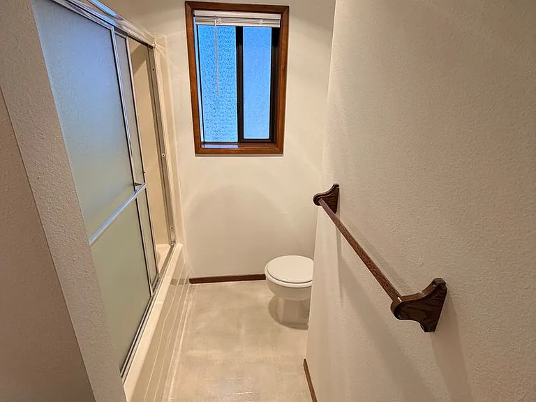Two Bedroom Duplex in South Salem — Photo 9