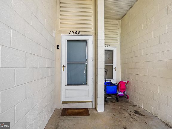 3rd image of 1006 Warwick Ct Unit B