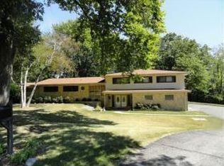 2 Nob Hill Dr, Saint Louis, MO