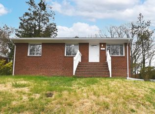 16029 Crest Dr, Woodbridge, VA 22191