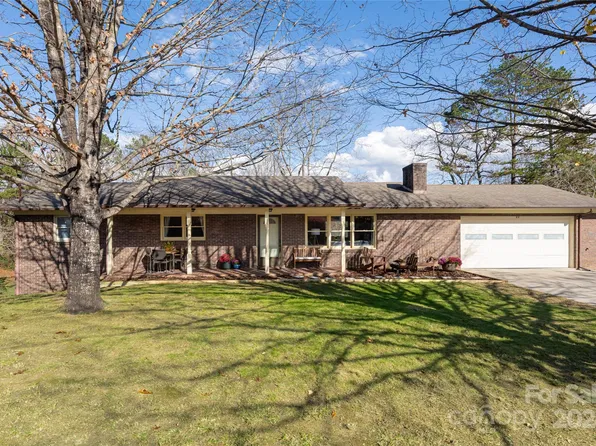 22 Royal Rdg, Clyde, NC 28721