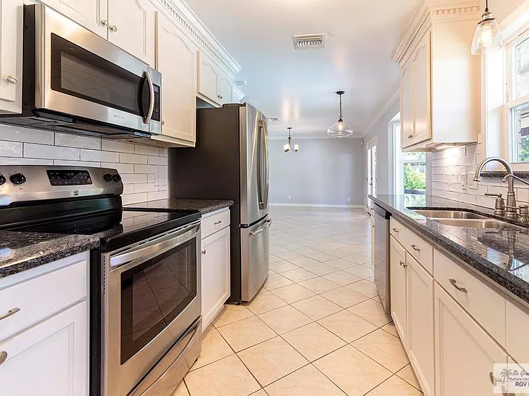 328 Creekbend Dr — Photo 9