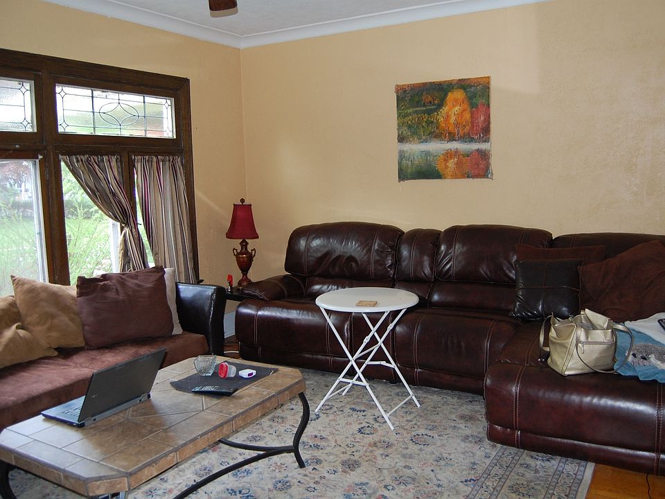 Nice sunny living room!