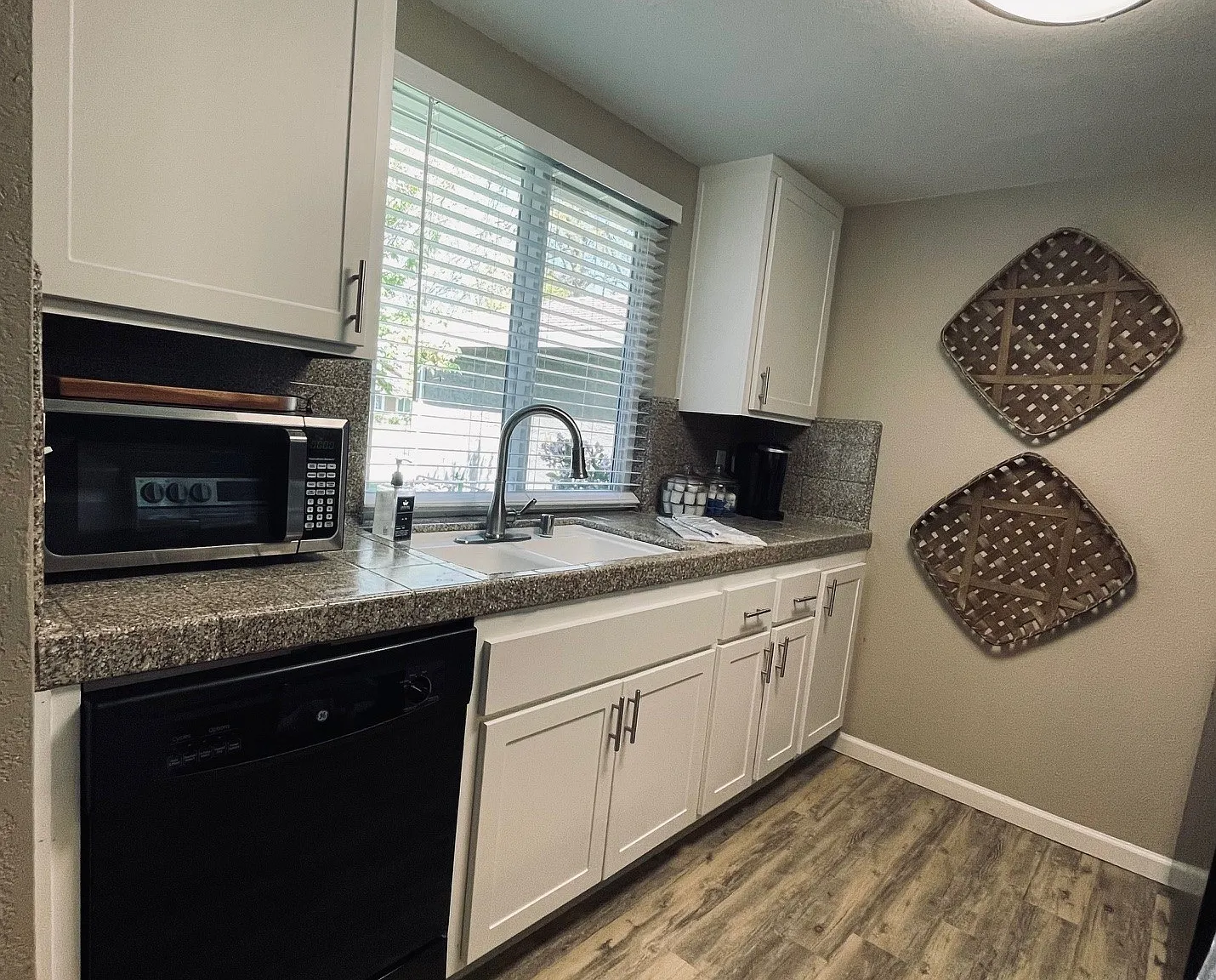 2 bed, 1360 sqft, $2,500 — Photo 2