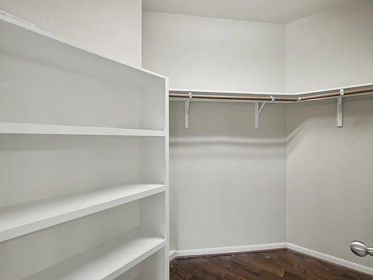 1912 Hill Manor Dr — Photo 17