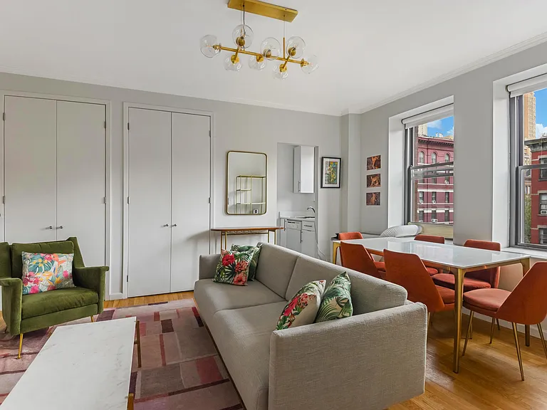 104 W 70th St #4F — Photo 2