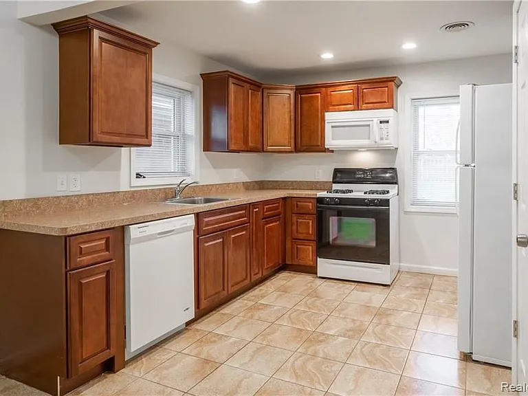 31733 Kathryn St — Photo 10