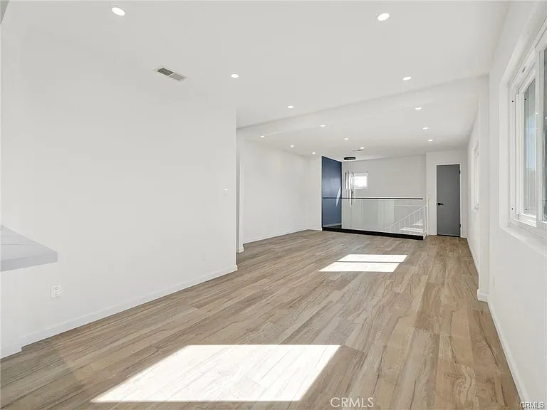 727 Robinson St — Photo 11
