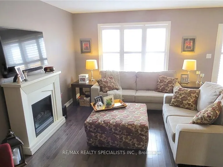 101 Roselawn Cres — Photo 4