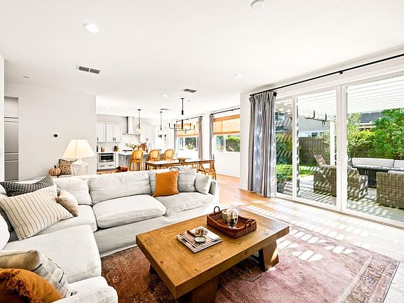 5th image of 549 Honeysuckle Drive