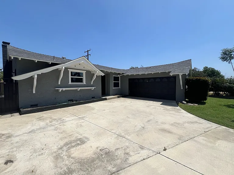 1502 Loranne Ave — Photo 2