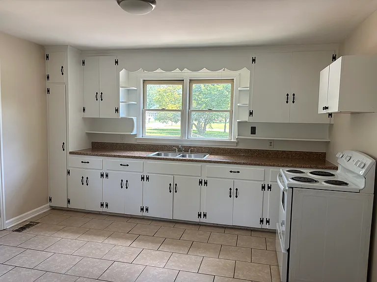 2524 Thrush Dr — Photo 3