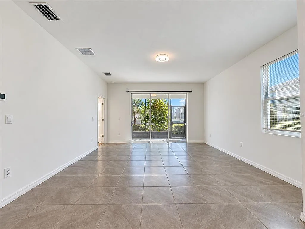 3 bed, 2.0 bath, 1565 sqft, $2,100 — Photo 2