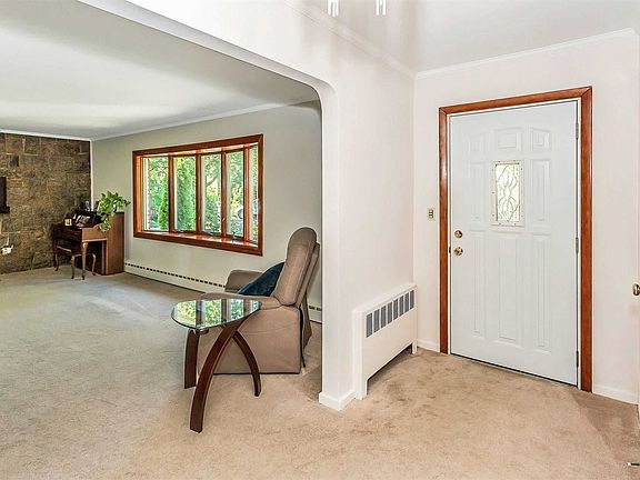 4th image of 14 Dumond Pl