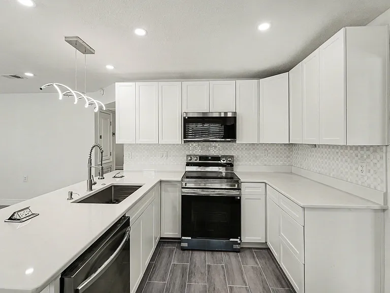318 Bath St — Photo 11