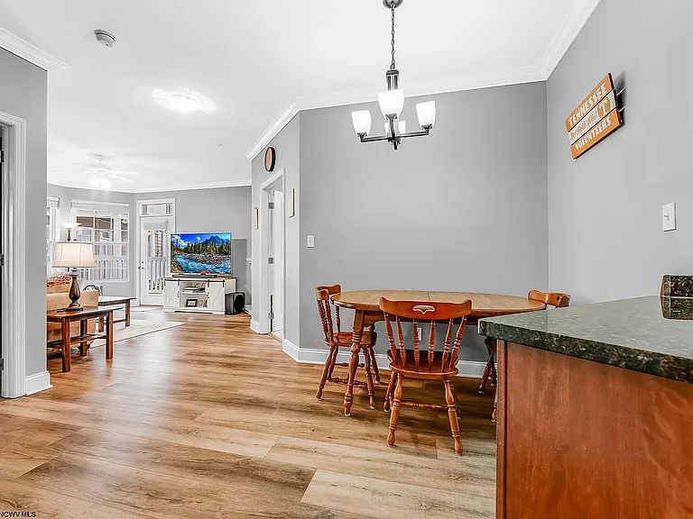 2511 Suncrest Vlg — Photo 15