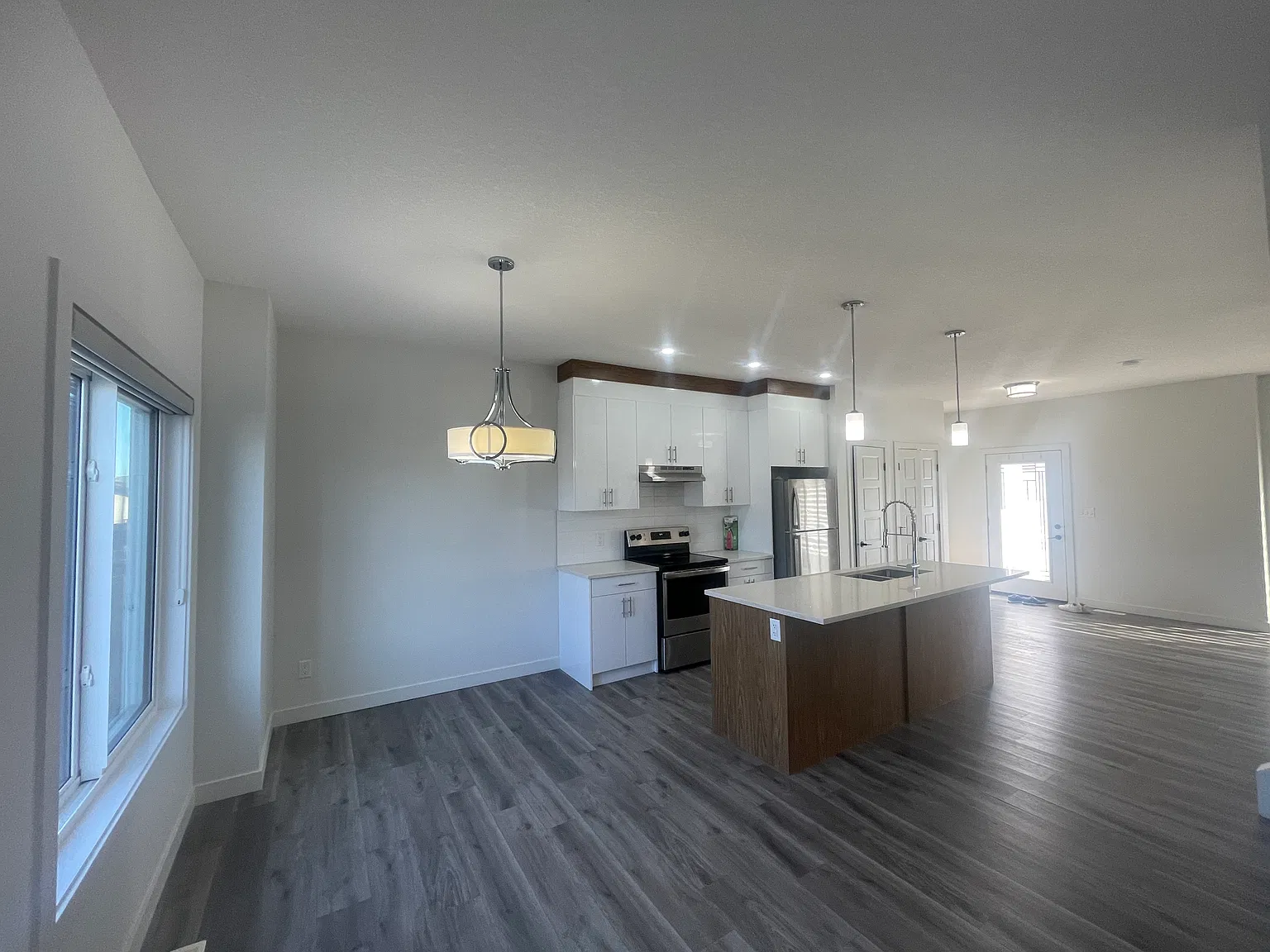 UPPER 4318 38 Street — Photo 3