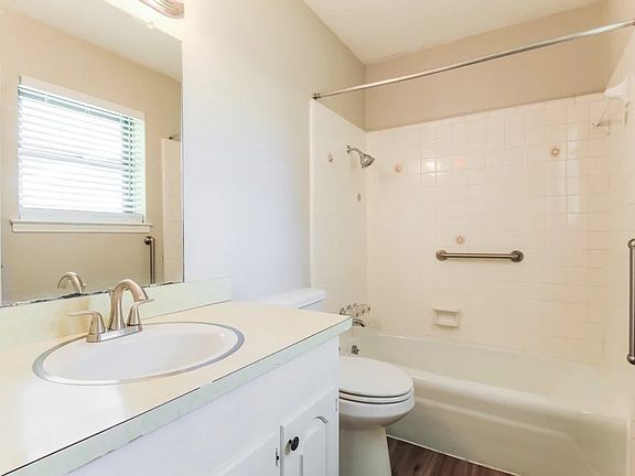 3rd image of 809 Poinsettia Dr #1