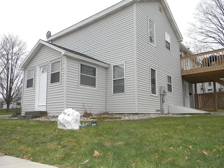 636 E Grand River Ave — Photo 1