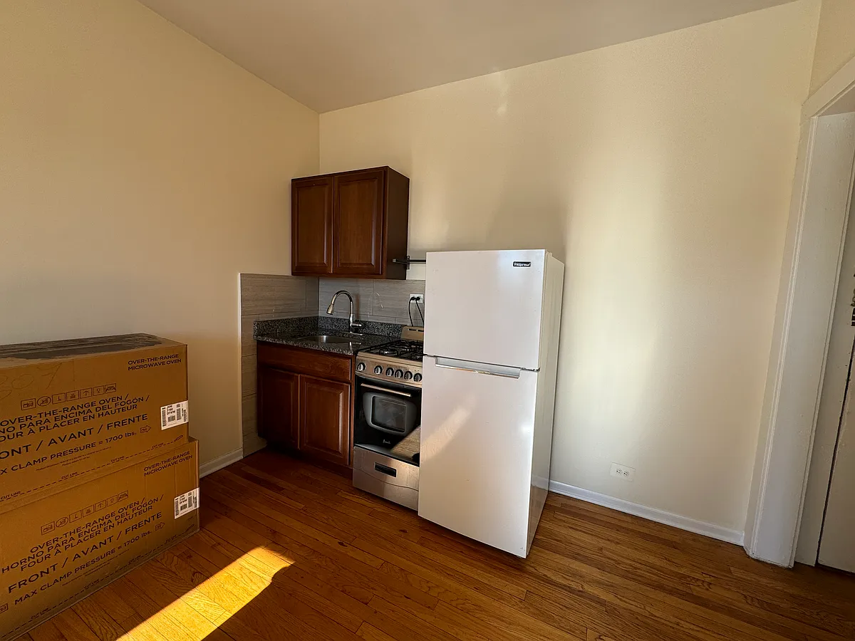 Photo 1 of 7 - 2712 N Milwaukee Ave #303 - Chicago, IL Primary Photo - 2712 N Milwaukee Ave #303