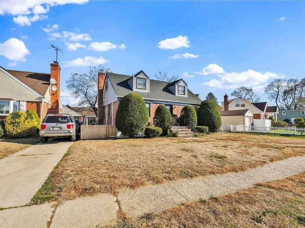 7 Ash Ct, Hempstead, NY 11550