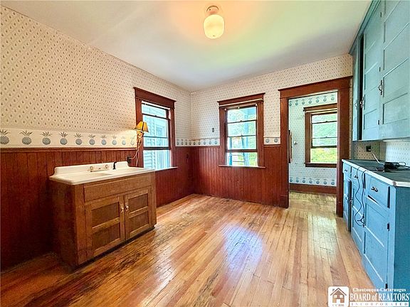 9th image of 762 Park Ave