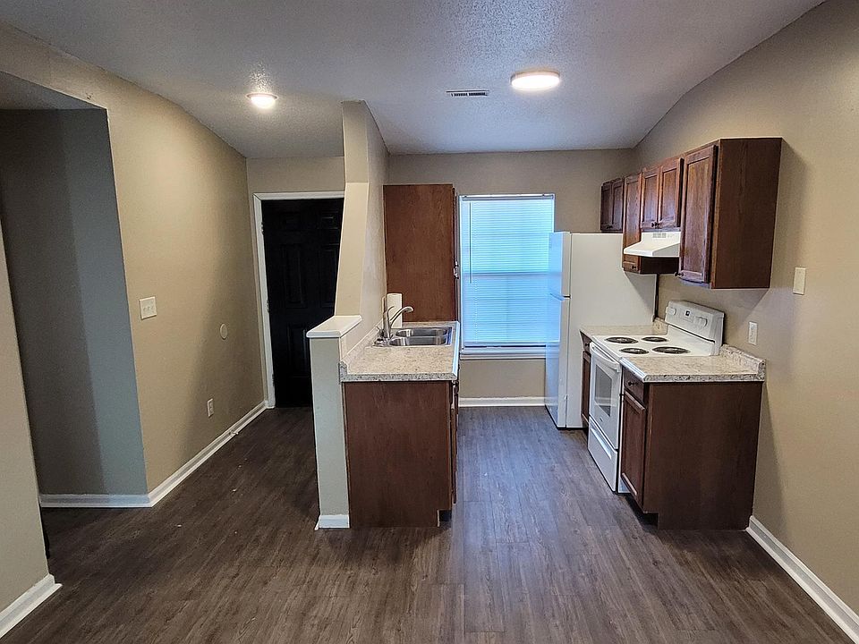 Front Entrance & Kitchen