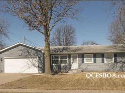 212 W Spring St, Eldridge, IA, 52748