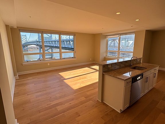 4th image of 246 N Christopher Columbus Blvd #1115
