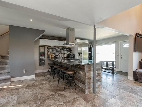 4th image of 61004 N Lakeshore Dr