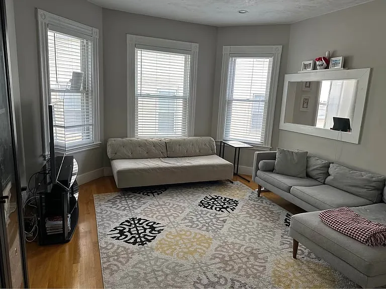 166 Glen St #1 — Photo 3