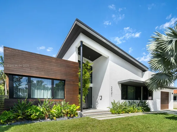 2421 NE 199th St, Miami, FL 33180