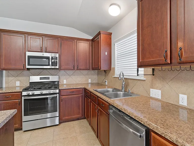 4504 Tiddle Ln — Photo 8