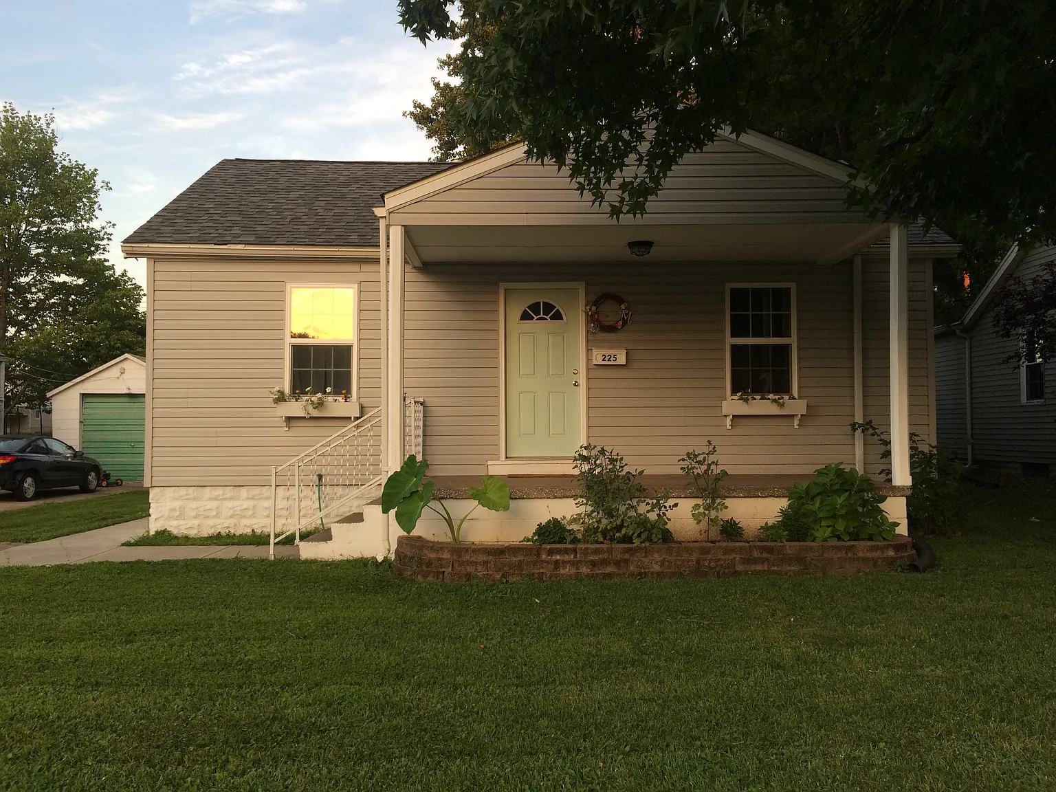 225 N Maple Ave photo 1