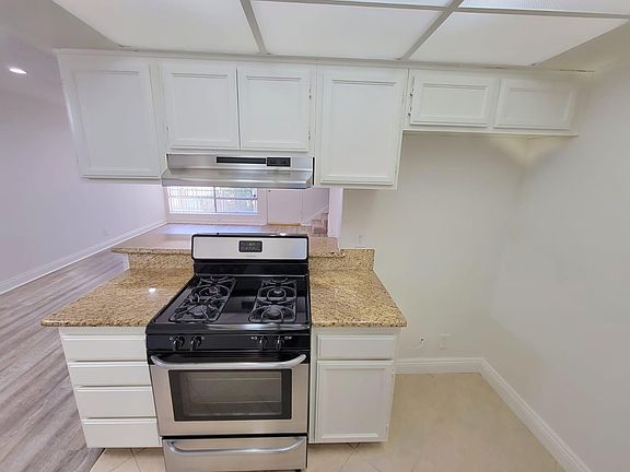 3rd image of 13138 Moorpark St
