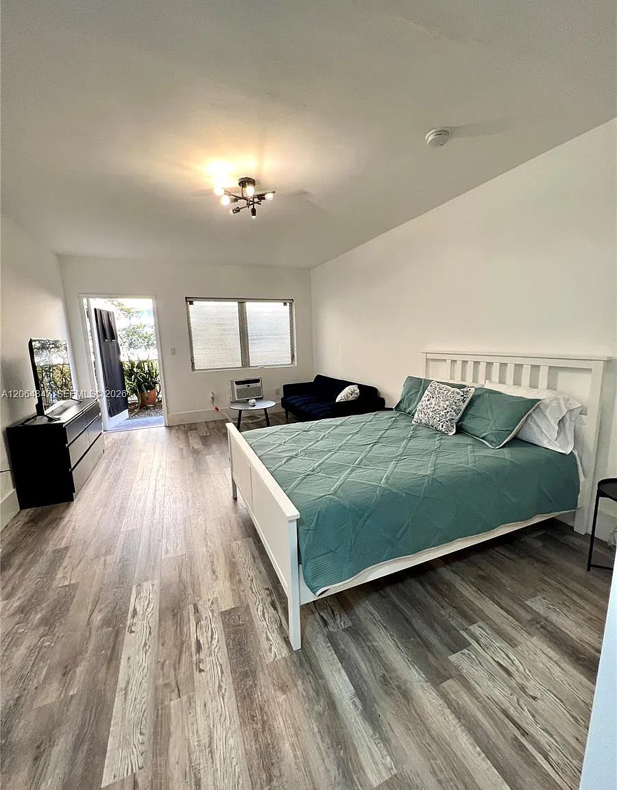 The Beverly Arms Condo — Photo 2