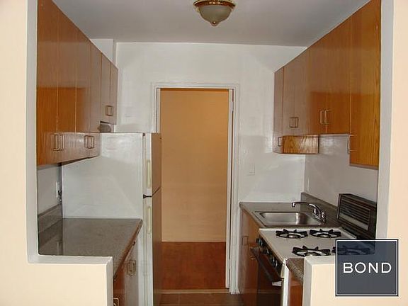 5th image of 2534 Crescent St APT 2P