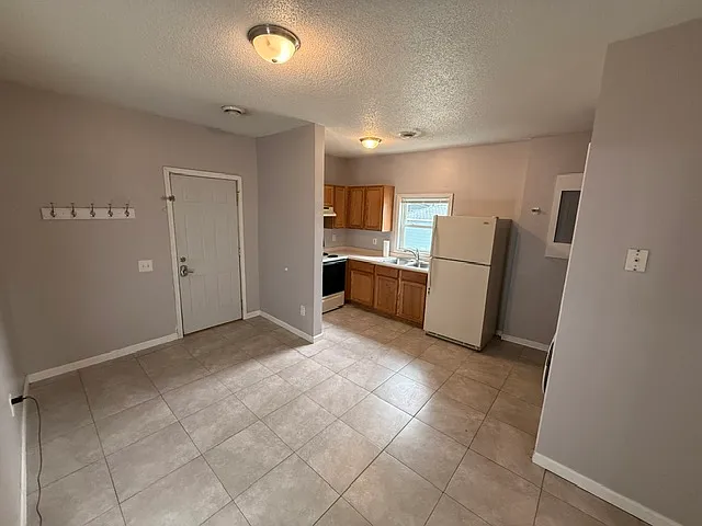 400 S Main St #2 — Photo 1