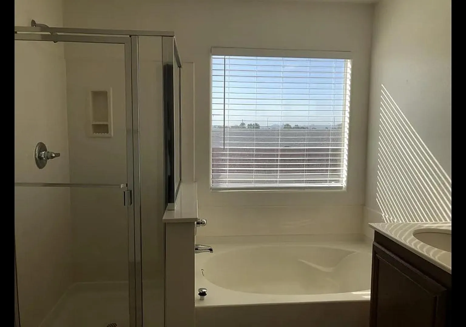 4 bed, 1.5 bath, 2200 sqft, $1,139 — Photo 3