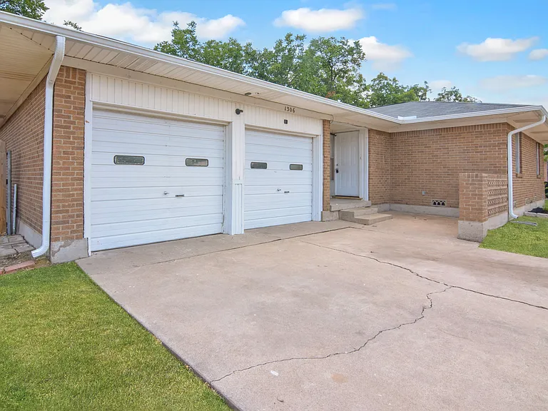 1306 Pine Dr — Photo 2