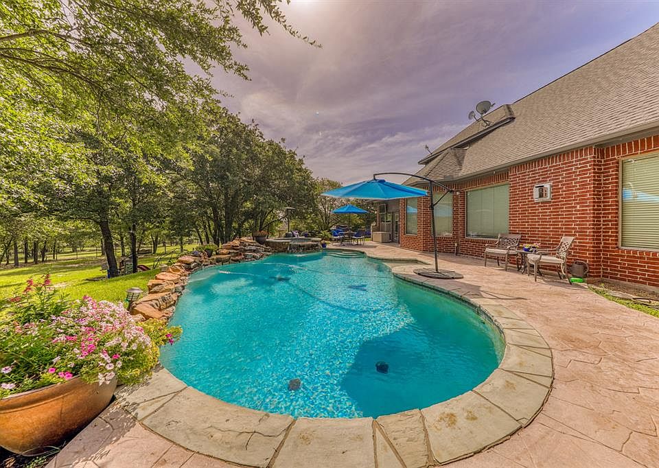 1st image of 105 Autumn Springs Ct