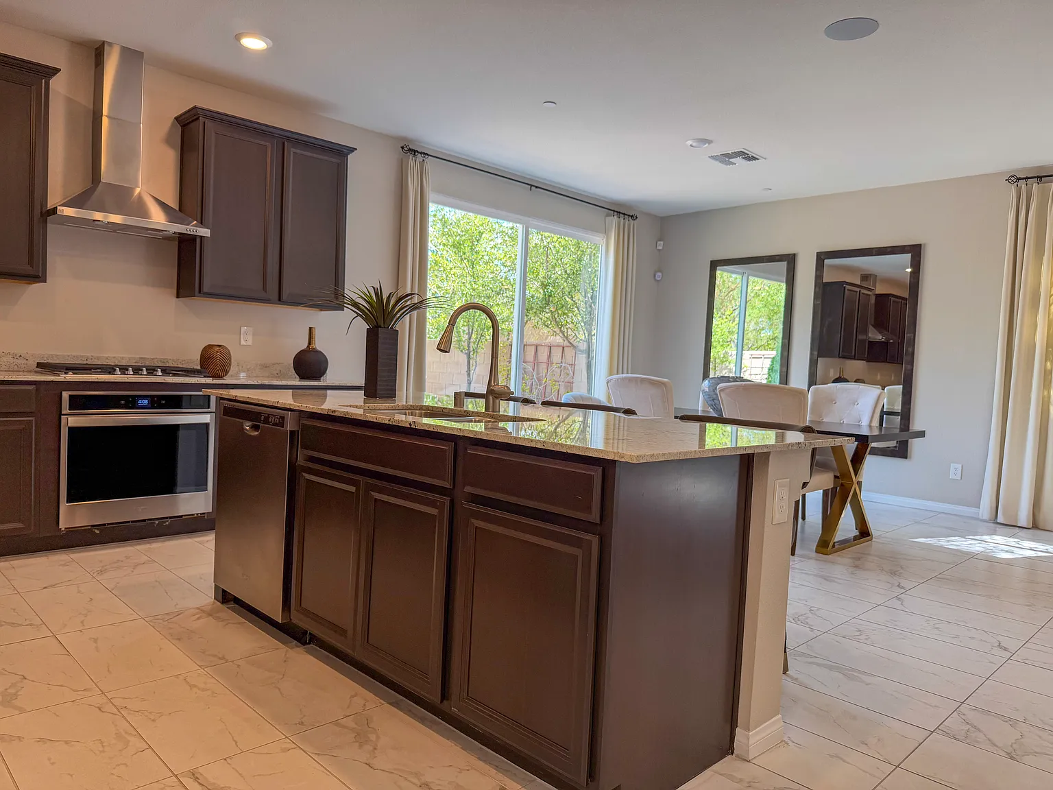 4 bed, 2114 sqft, $3,995 — Photo 4