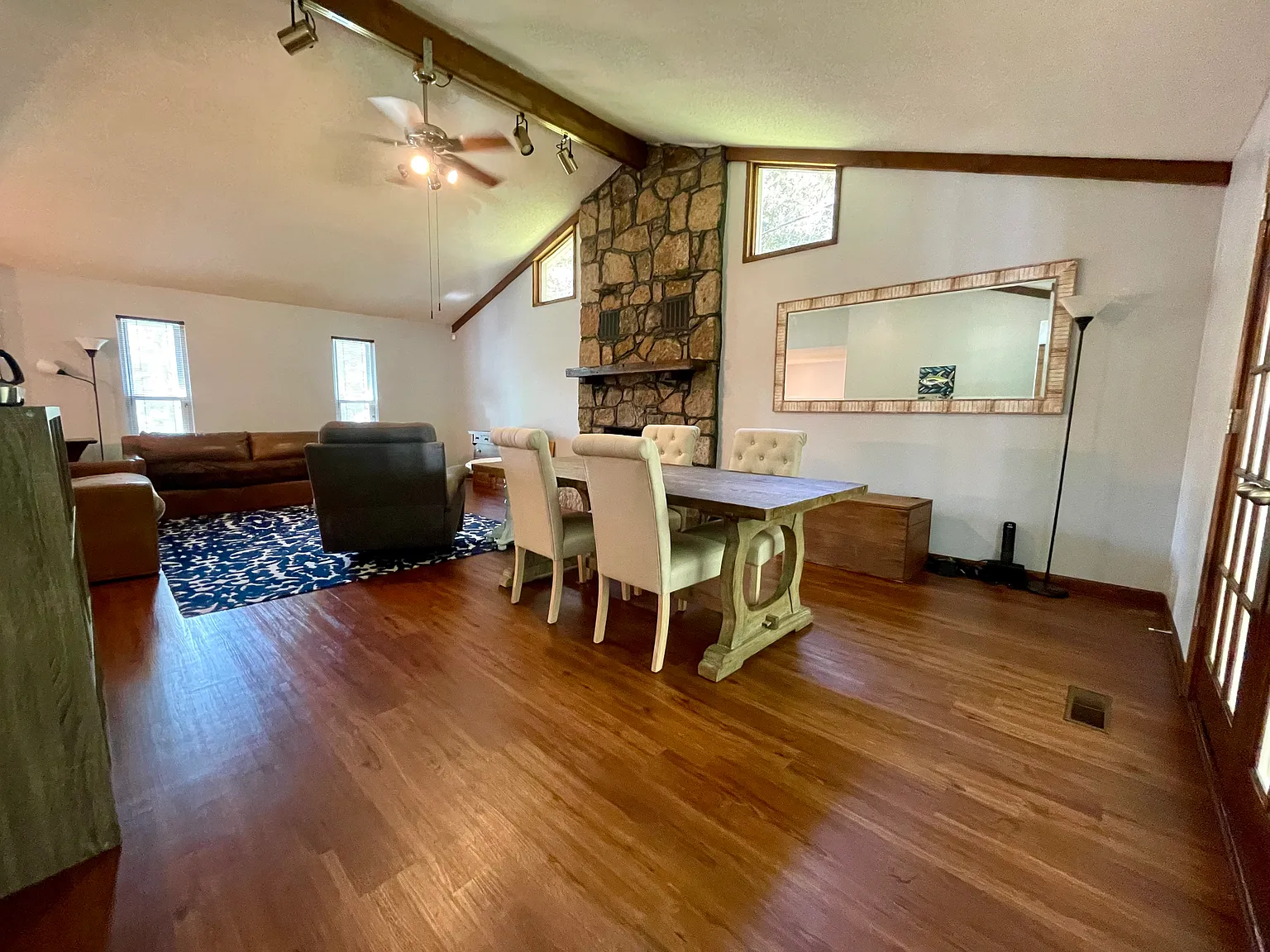 3 bed, 2050 sqft, $2,400 — Photo 2