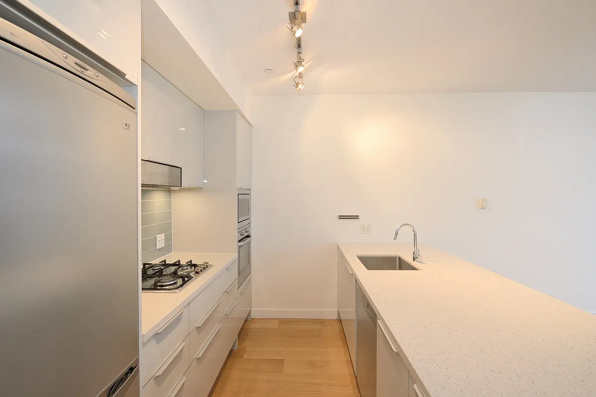 Building Photo - 71 E Pender St #503