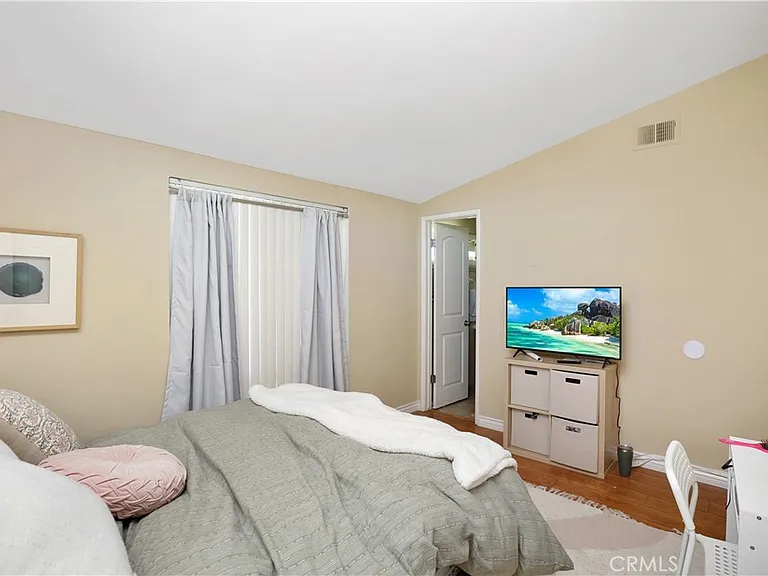 526 N Emerald Dr — Photo 7