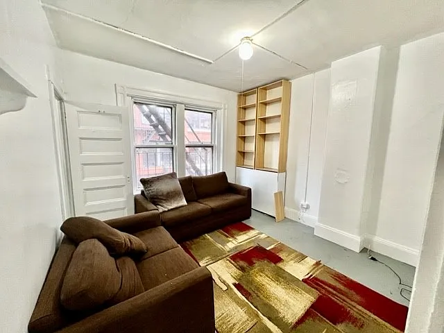31 Thacher St #5R — Photo 8