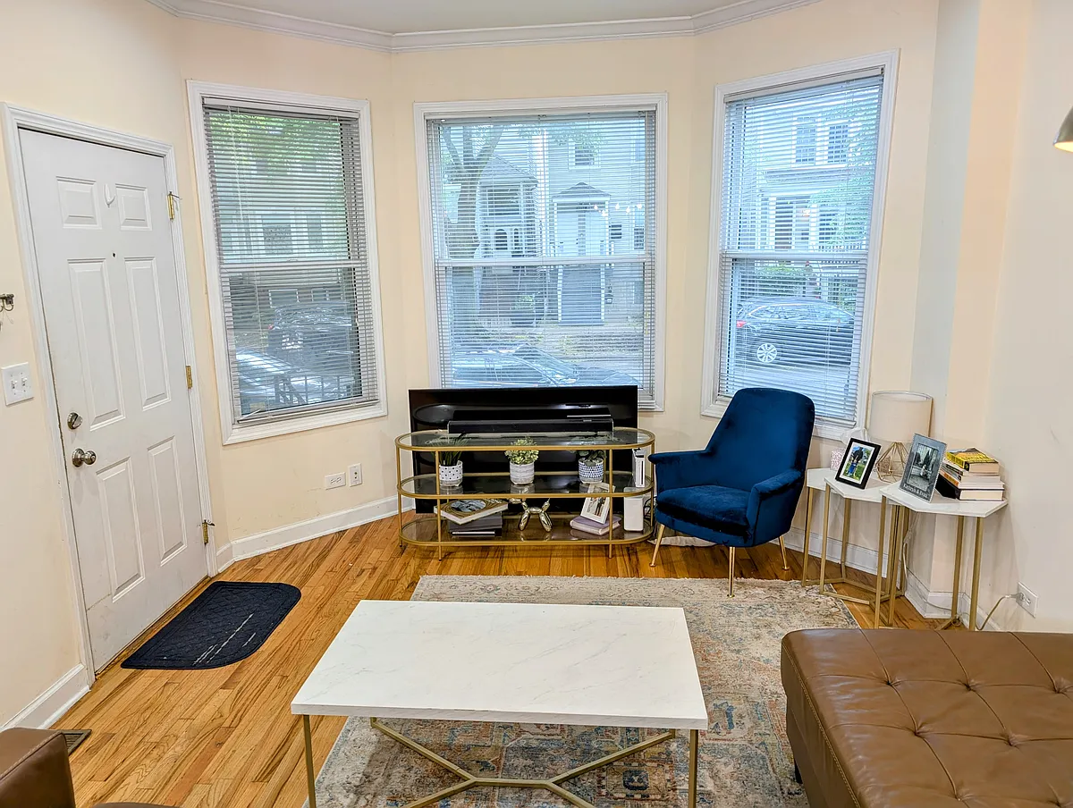 Building Photo - 1519 W Nelson St #FB1
