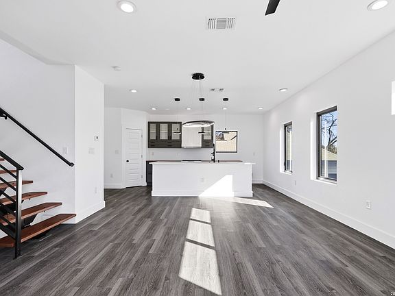 3rd image of 1512 WYOMING ST #1
