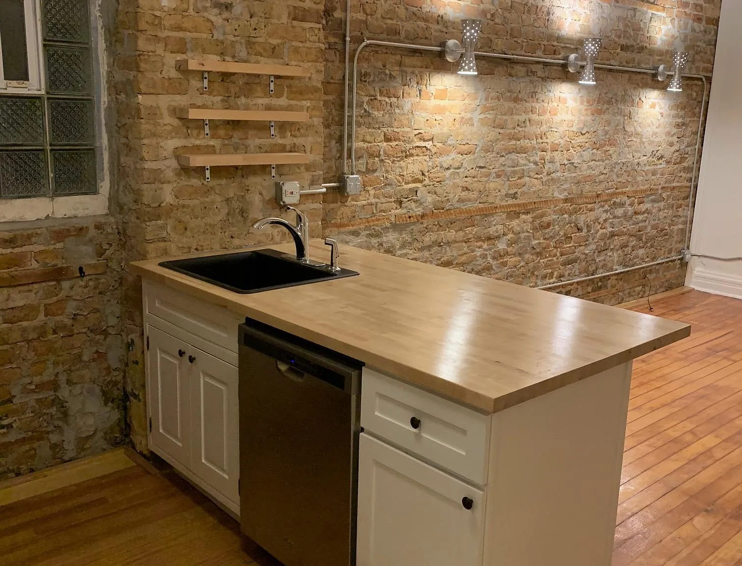 2 bed, 900 sqft, $1,600 — Photo 1